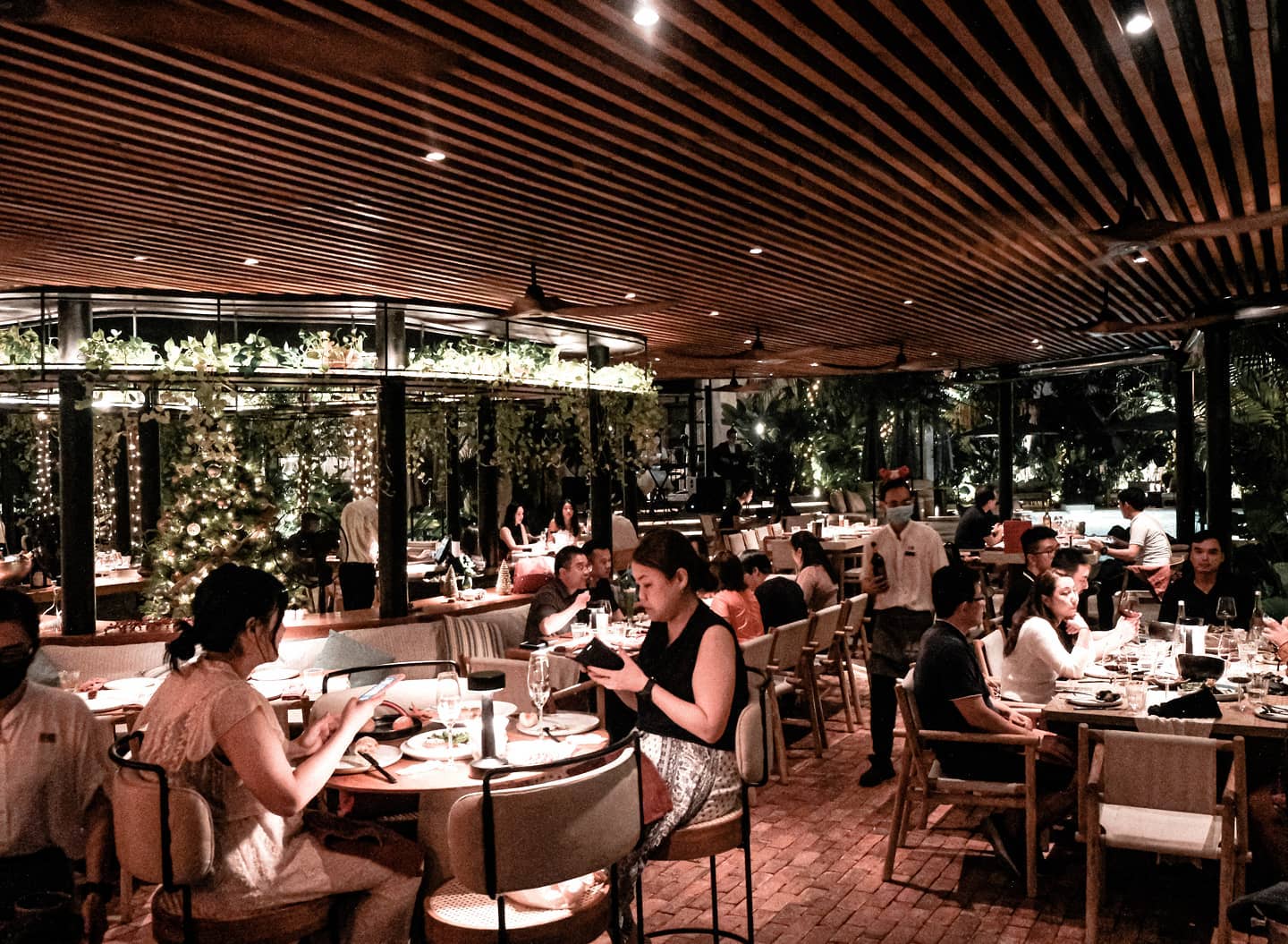 Nhà hàng hiện đang rất hot tại khu vực quận 2 vì không gian nằm cạnh bể bơi rộng, thiết kế như Địa Trung Hải.