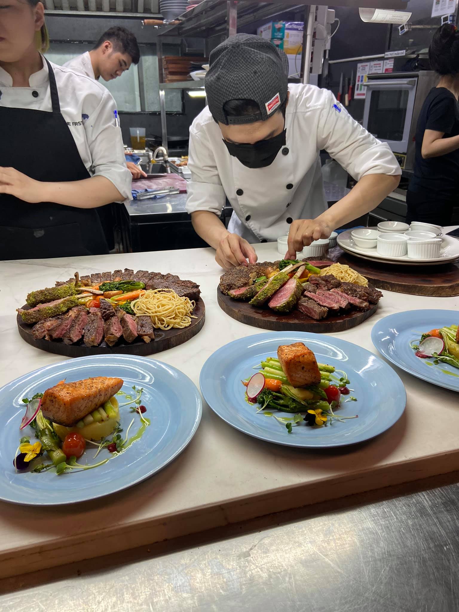 Trong khi đó The First Steakhouse là nơi chuyên về các loại steak bò đúng như tên gọi của nó.