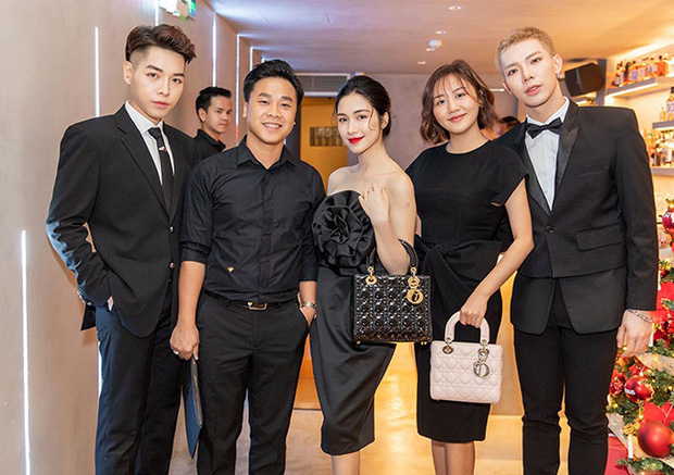 Trong suốt khoảng thời gian cả hai hẹn hò, Hoà Minzy và bạn trai nhiều lần xuất hiện cùng hội bạn thân Hoa dâm bụt