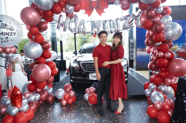 Trước thềm Tết Nguyên đán 2021, Hòa Minzy và bạn trai còn tình tứ đi nhận xế hộp trị giá gần 5 tỷ đồng. Nữ ca sĩ cho biết đây là tiền dành dụm của cô chứ không phụ thuộc vào tài chính của bạn trai