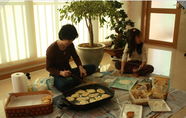 Ngày Seollal, các con dâu phải nội trợ phục vụ 3 thế hệ