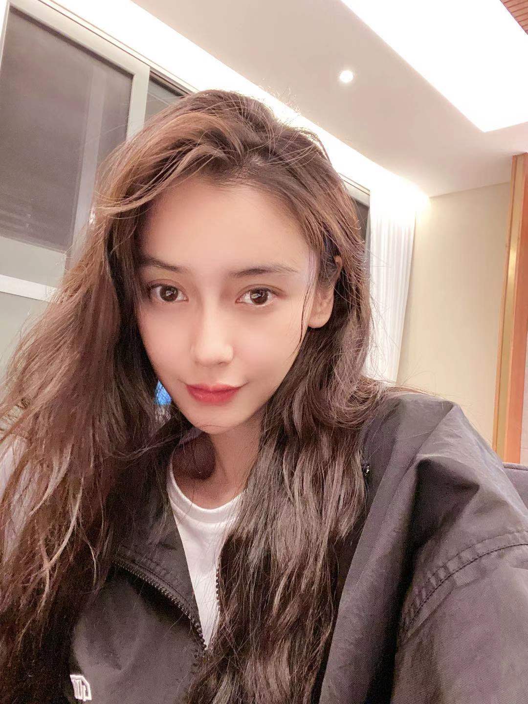 Angelababy đón Valentine một mình mà không có Huỳnh Hiểu Minh.