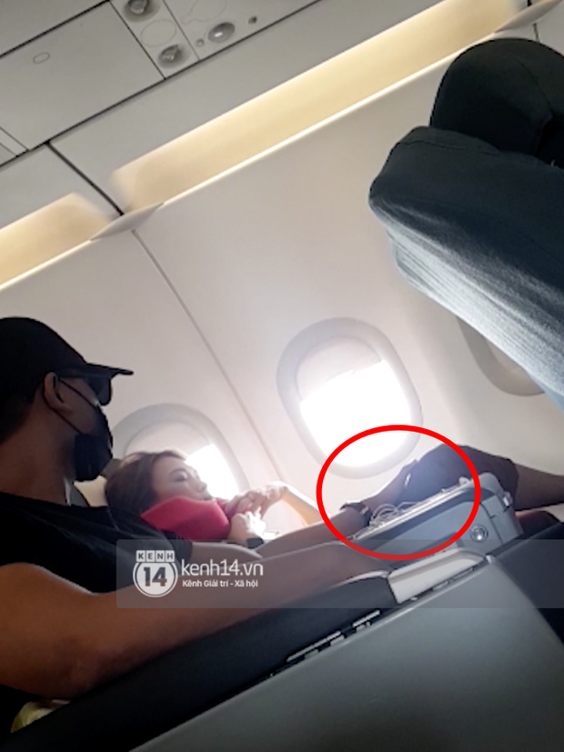 Mai Tài Phến từng bị bắt gặp đặt tay lên đùi Mỹ Tâm trên máy bay
