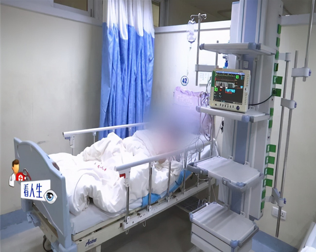 Bà Tạ được cấp cứu trong phòng hồi sức cấp cứu.