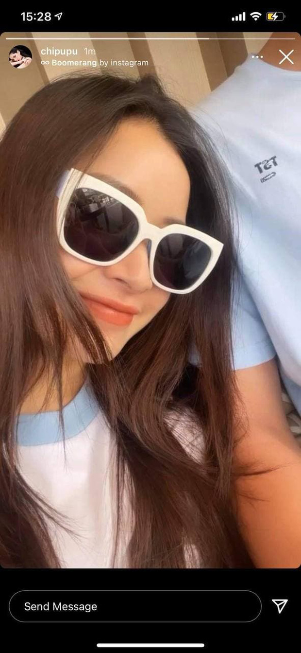 Chi Pu khoe khoảnh khắc tựa đầu cực tình vào một người đàn ông. Cả hai còn mặc đồ ton sur ton hệt như mấy cặp yêu nhau