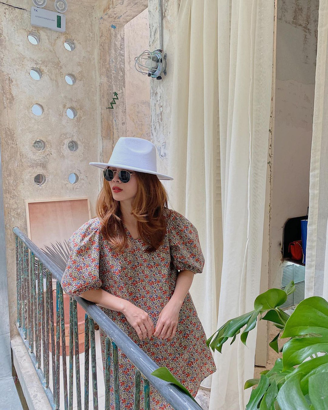 Yến Trang thật ngọt ngào, trẻ xinh trong chiếc váy suông dáng ngắn, họa tiết hoa nhí và có điểm nhấn là chi tiết tay bồng đầy yêu kiều.