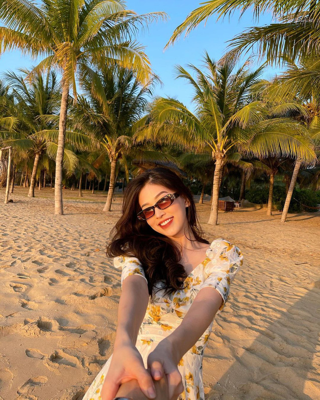 Đến Á hậu Bùi Phương Nga thì ta có thể khẳng định, váy hoa cổ vuông, tay bồng chính là item hot nhất mùa Xuân này, không sắm một vài chiếc thì sẽ tiếc lắm.