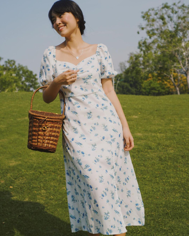 Hà Trúc cực ra dáng quý cô thanh lịch, tinh tế trong chiếc váy hoa cổ vuông rất mực nhẹ nhàng, tao nhã. Cô nàng còn gợi ý luôn cho chị em mẫu túi hợp nhất để diện với váy hoa chính là túi cói.