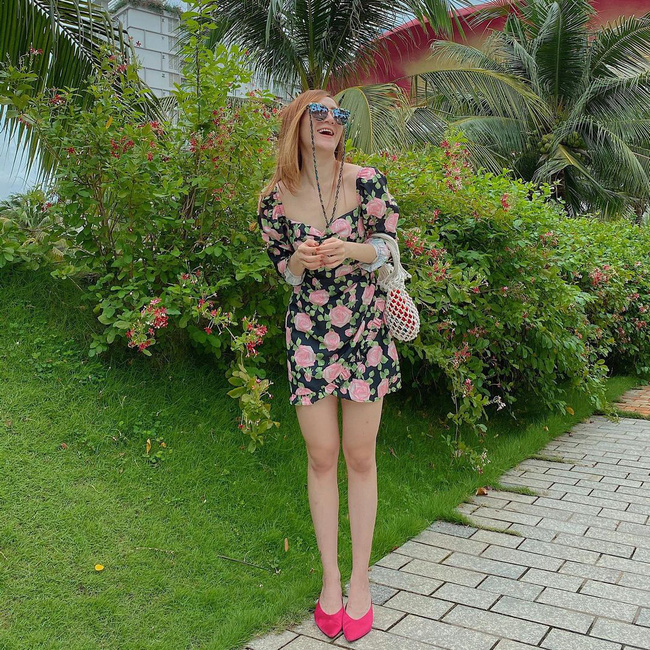 Yến Nhi một lần nữa chứng minh rằng váy hoa tối màu cũng rất đáng để đầu tư, diện lên giúp vóc dáng thêm mi nhon, vẻ ngoài thêm sang chảnh mà vẫn trẻ xinh, gợi cảm không kém váy hoa sáng màu, đặc biệt là khi mang kiểu dáng ngắn và có chi tiết cổ vuông đầy phóng khoáng.