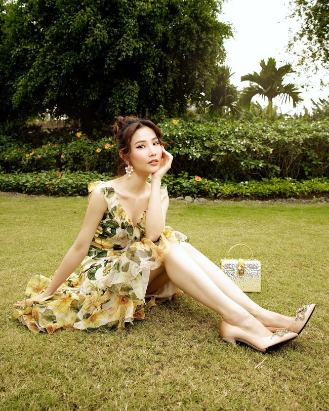 Đừng bỏ qua những chiếc váy hoa xếp bèo bồng bềnh như của Diễm My, bạn sẽ có được diện mạo hết sức lộng lẫy, yêu kiều mà vẫn trẻ trung. Giờ bạn sắm kiểu váy này luôn thì mặc đến hết mùa Hè vẫn đẹp.