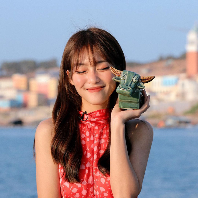 Chiếc váy cổ yếm, phủ hoa nhẹ nhàng của Khả Ngân đã giúp cô khoe khéo bờ vai nuột nà. Đây là thiết kế sẽ giúp người diện có được những tấm hình sống ảo tuyệt xinh.