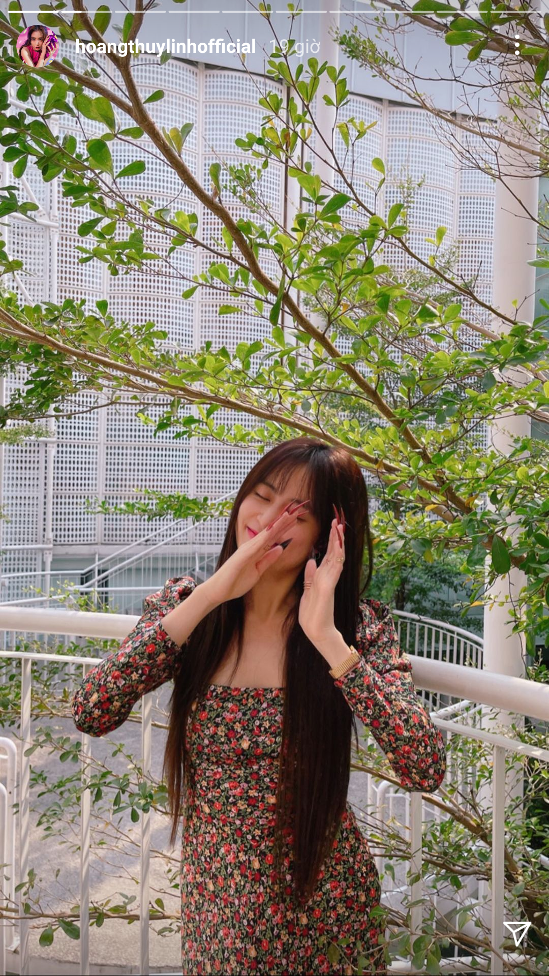 Mẫu váy hoa mang tông màu trầm làm chủ đạo mang đến cho Hoàng Thùy Linh sự sang trọng, trang nhã nhưng vẫn rất trẻ xinh, quyến rũ nhờ chi tiết cổ vuông, tay bồng nhẹ.