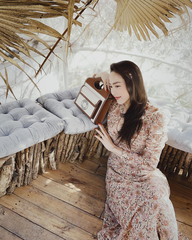 Minh Hằng cũng không nằm ngoài cuộc đua diện váy áo hoa của Vbiz, cô chọn một chiếc váy hoa dáng dài, cổ chữ V, phối màu nhã nhặn để vừa có được sự trẻ xinh, vừa ghi điểm trang nhã, tinh tế.