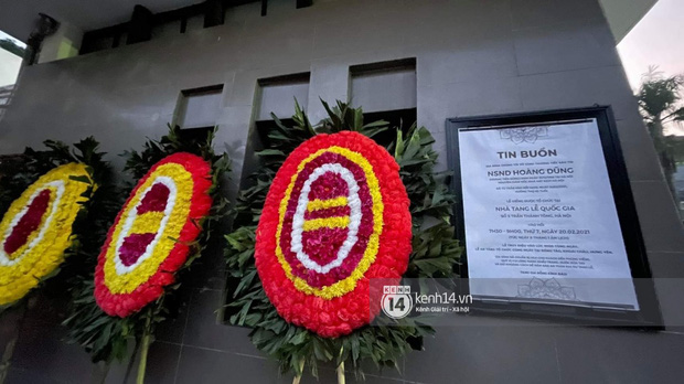 Các vòng hoa được đặt khắp lối đi để bày tỏ sự thương tiếc người NSND quá cố