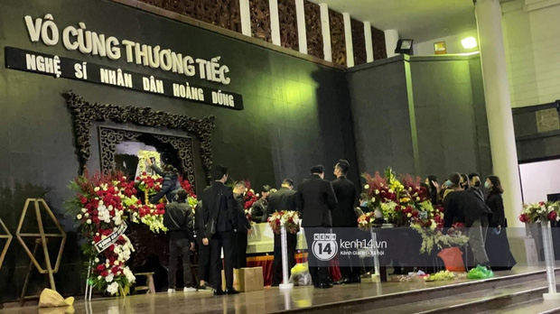 Người thân lặng lẽ bên linh cữu người NSND quá cố