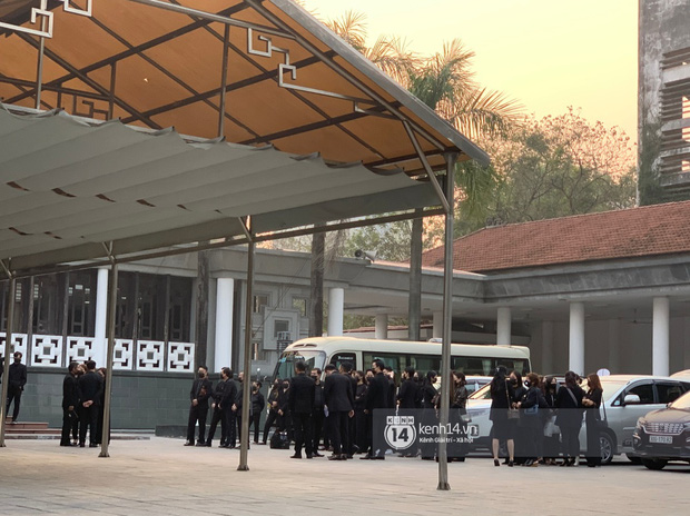 Dàn nghệ sĩ cũng đã có mặt để chuẩn bị vào viếng và gửi lời tiễn biệt cố NSND Hoàng Dũng. Theo thông tin của gia đình, các nghệ sĩ sẽ có 1 tiếng từ 7h30 đến 8h30 để vào viếng cố NSND Hoàng Dũng