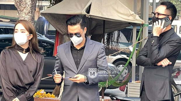 Quỳnh Nga - Việt Anh cũng ăn mặc trang trọng, khuôn mặt lộ rõ nét buồn khi đến viếng 
