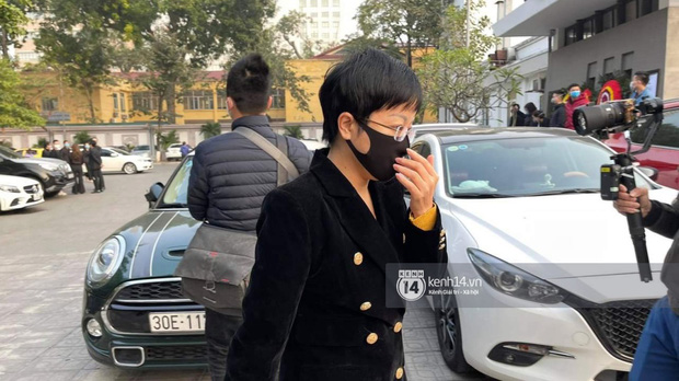 MC Thảo Vân tiến vào trong để viếng cố NSND Hoàng Dũng. Do ảnh hưởng của dịch Covid-19 nên các nghệ sĩ và khách viếng bắt buộc đeo khẩu trang và giữ khoảng cách an toàn