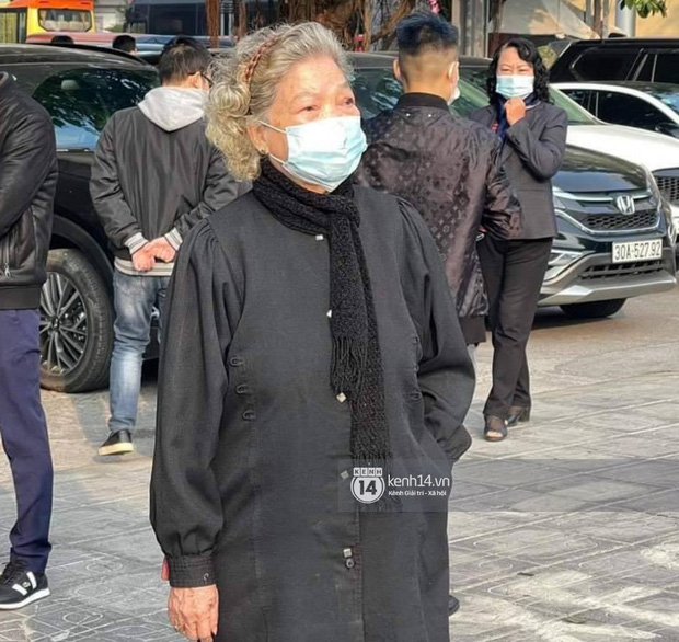 Mẹ NSND Lê Khanh thay mặt con gái đến tiễn biệt cố NSND Hoàng Dũng