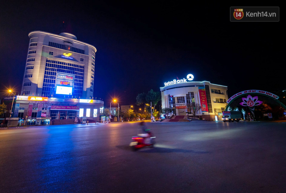 Ngã 6 tổng hợp thi thoảng mới có một bóng xe qua