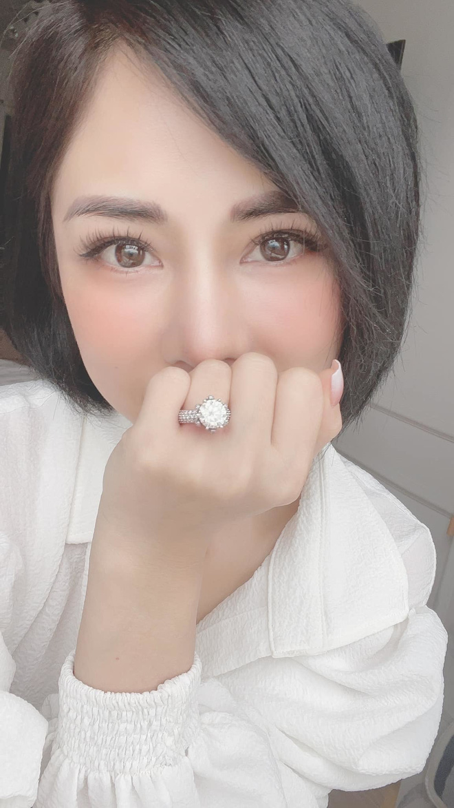 Chiếc nhẫn do nhân viên bán hàng đăng tải và nhẫn do Bạch Lan Phương khoe có thiết kế giống nhau