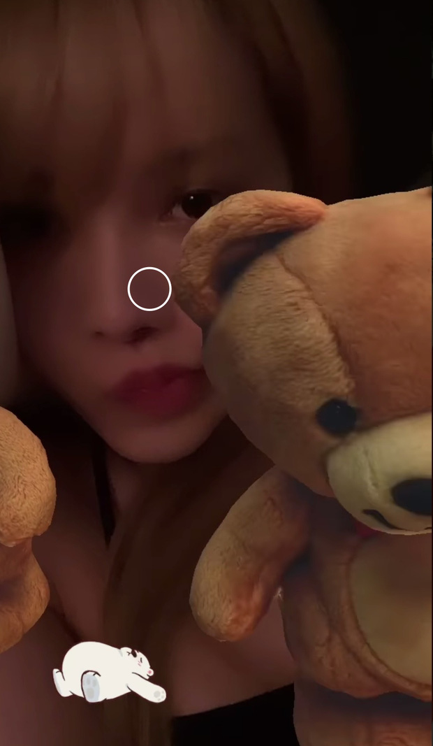 Hình ảnh mới nhất vừa được Thiều Bảo Trâm đăng tải trên trang cá nhân, khuyên mũi của cô đã mất hút