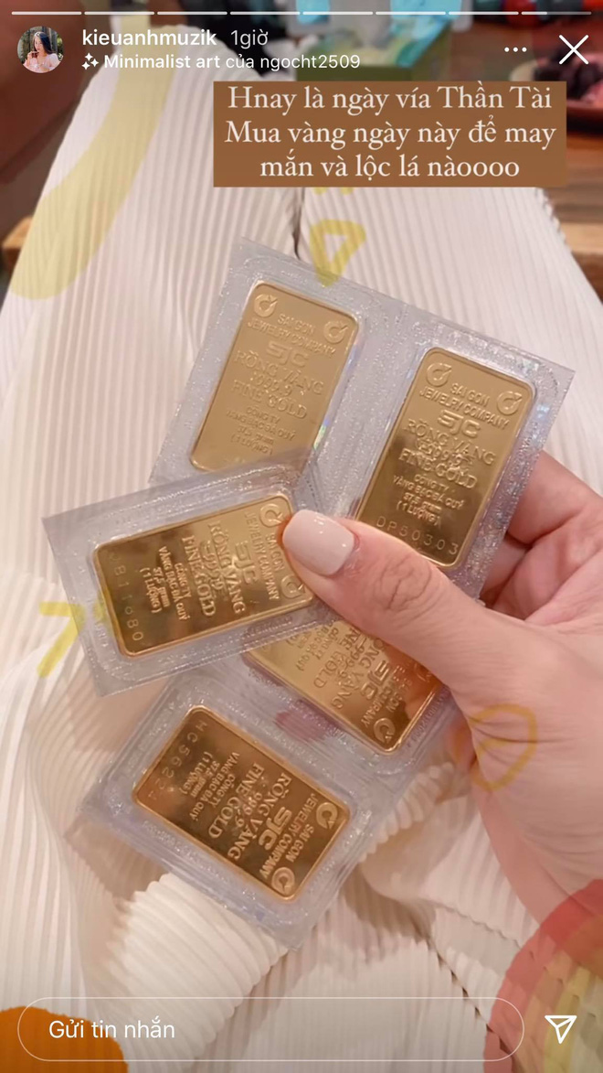 Midu cũng không kém cạnh trong khoản khiến dân tình trầm trồ khi lấy dăm thỏi vàng xinh xinh ra đếm lấy hên.