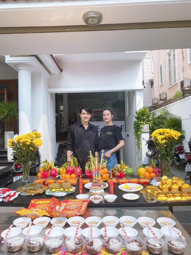 Vợ chồng chủ tịch Đông Nhi - Ông Cao Thắng chuẩn bị bàn tiệc đầy đủ tiền vàng và lễ vật để khai trương công ty đào tạo nghệ sĩ trẻ