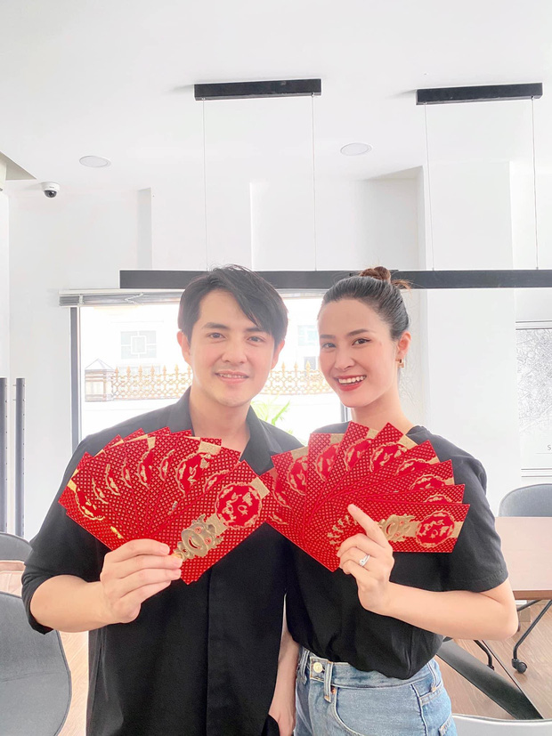 Vợ chồng Đông Nhi cũng chuẩn bị rất nhiều phong bao lì xì cho nhân viên, hỏi sao là chủ tịch được yêu mến nhất nhì Vbiz!