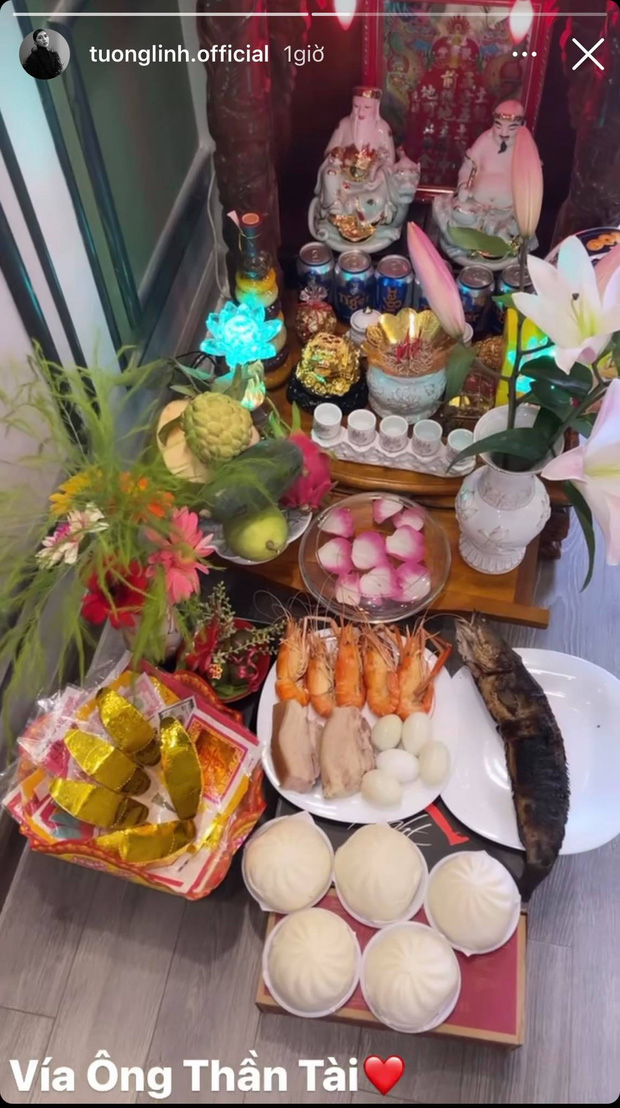 Tường Linh tự chuẩn bị mâm cúng nhân ngày vía Thần Tài tại nhà