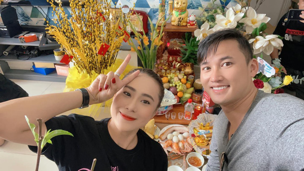 Hà Trí Quang và Hồ Bích Trâm hào hứng cầu tài lộc trong dịp năm mới