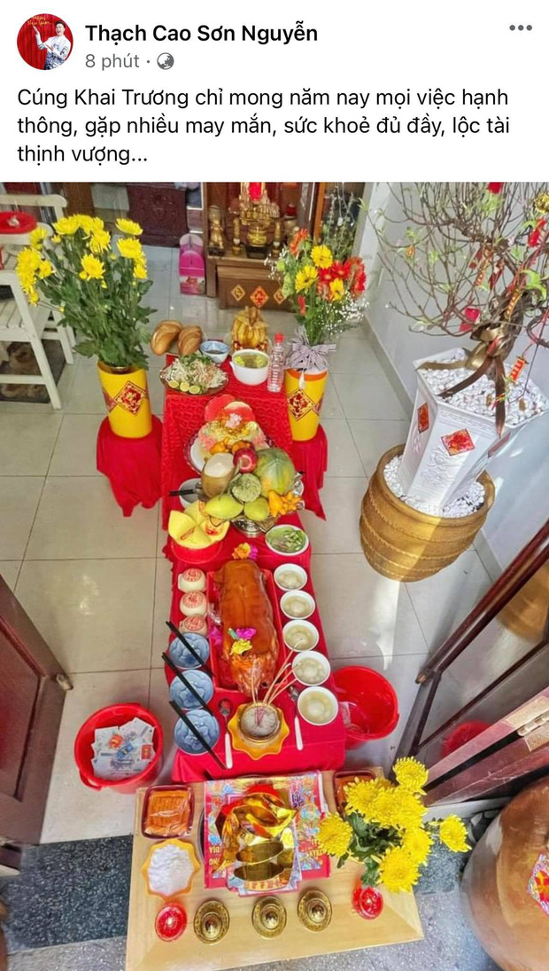 Mùng 10 Tết cũng là ngày S.T Sơn Thạch chọn để khai trương công ty. Nam ca sĩ chuẩn bị mâm lễ vật đầy đủ và vô cùng thịnh soạn để cầu thành công, thuận lợi