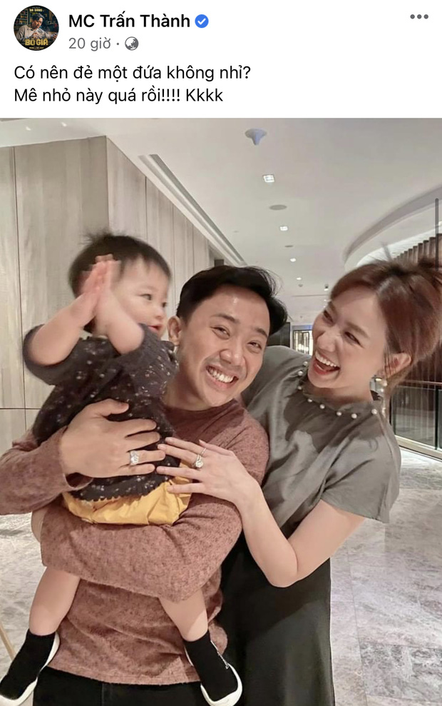 Tối qua (ngày 20/2), Trấn Thành có đăng tải bức ảnh 2 vợ chồng cùng bế em bé và 