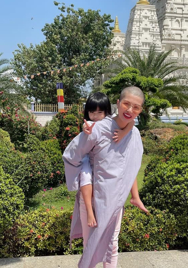 Hoa hậu Oanh Yến cùng con gái bận đồ lam, xuất hiện tại chùa