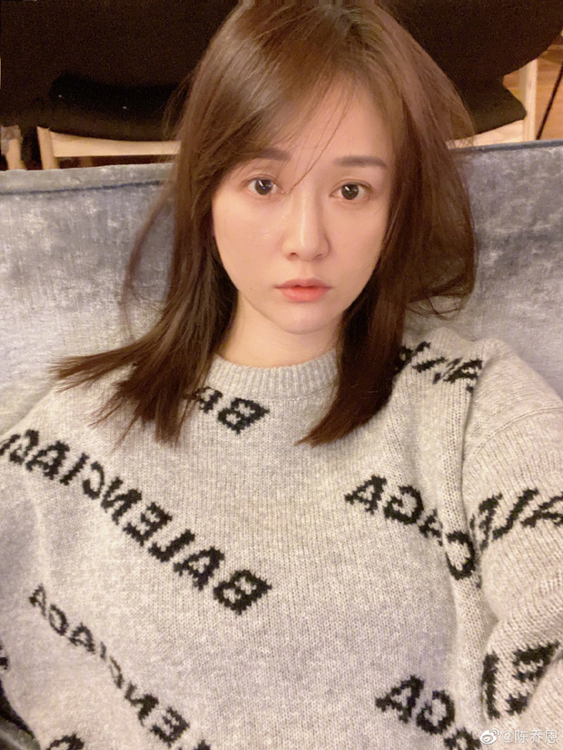 Cùng là mặc chiếc áo len đó song Trần Kiều Ân lại khoe nhan sắc khác hẳn so với bức ảnh do bạn trai đăng. Nhiều netizen cho rằng cô nàng đã photoshop lố gương mặt