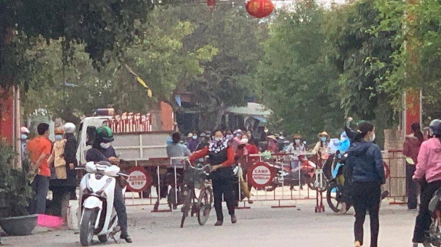 Lực lượng chức năng phong tỏa xã Hoàng Động (Ảnh: Báo Giao thông)