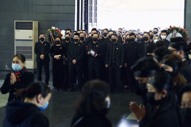 Trước đó, rất đông đồng nghiệp, bạn bè đã đến nhà tang lễ để thắp hương vĩnh biệt cố NSND Hoàng Dũng