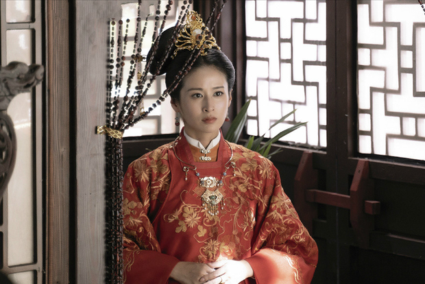 Nguyên Nương - vợ cả của Từ Lệnh Nghi diện trang phục có áo choàng màu đỏ bên ngoài