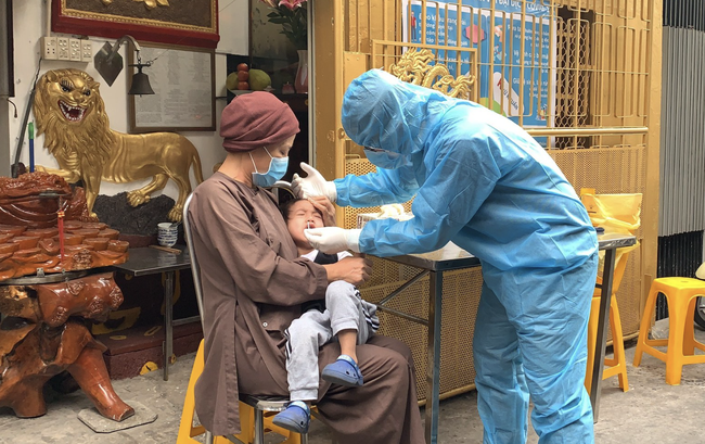 Một trẻ em tại chùa Thiên Khánh được lấy mẫu xét nghiệm COVID-19. (Ảnh: TTYTQ6)