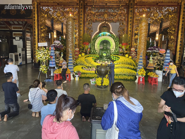 Hầu hết người đi chùa dịp lễ Rằm tháng Giêng tại TP.HCM đều có ý thức đeo khẩu trang phòng bệnh.