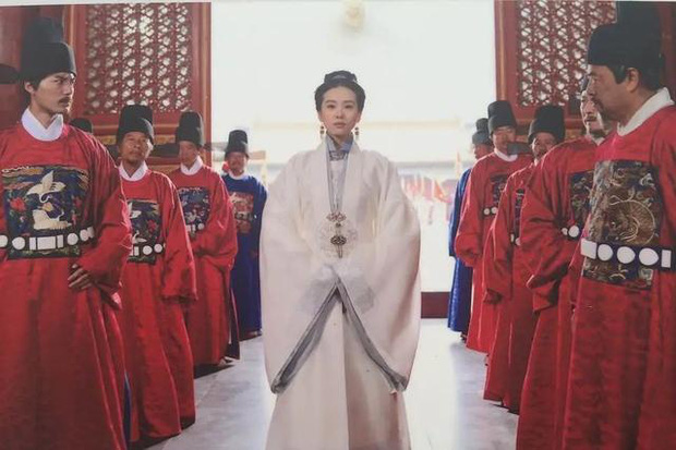 Áo choàng rộng tay, thiết kế cổ áo cao, có cúc ở phía trước