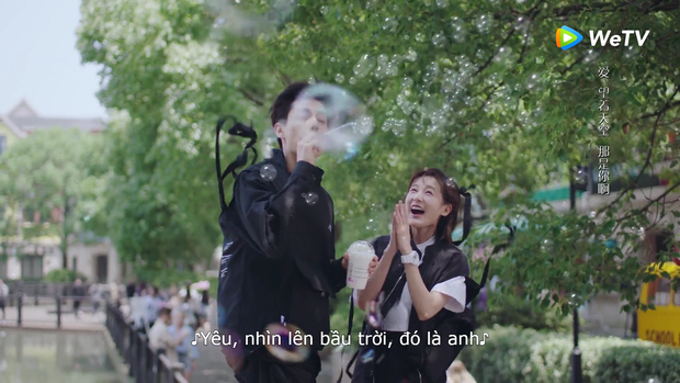 Bong bóng xà phòng bình thường thổi còn không được nhiều như Hồ Nhất Thiên thổi bằng trà sữa...