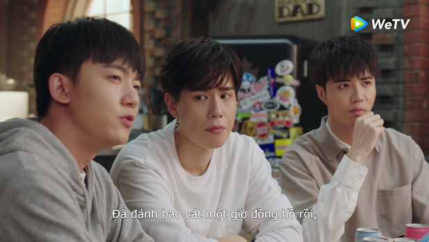 Hồ Nhất Thiên có nhiều cảnh trông mệt mỏi, lộ quầng thâm dù tình huống phim không yêu cầu