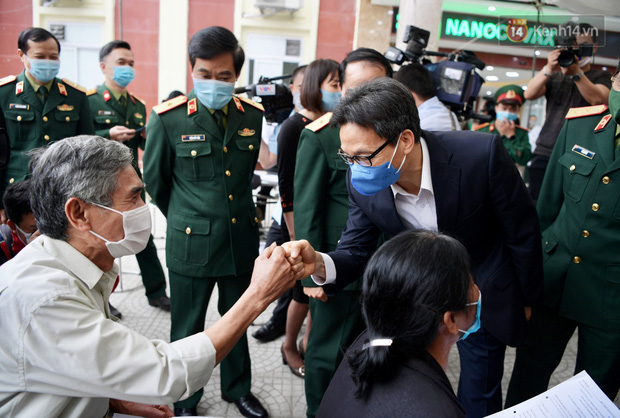 Phó Thủ tướng Vũ Đức Đam đã đến thăm và động viên các tình nguyện viên tiêm thử nghiệm vaccine Nanocovax giai đoạn 2 trong sáng 26/2 tại Học viện Quân y (Hà Nội) (Ảnh: Phương Thảo)