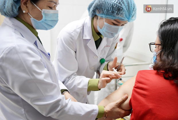 Nữ tình nguyện viên đầu tiên tiêm thử nghiệm vaccine Nanocovax giai đoạn 2 sáng 26/2 (Ảnh: Phương Thảo)