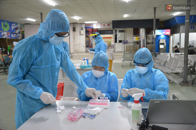 Hàng trăm nhân viên y tế xuyên đêm lấy mẫu xét nghiệm tại sân bay Nội Bài và Tân Sơn Nhất (Ảnh: Phương Thảo, Tứ Quý)