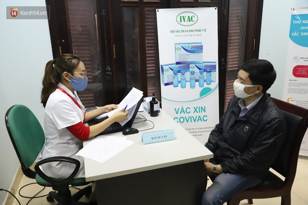 Ông T.Q.N. lắng nghe tư vấn viên giải đáp các thắc mắc liên quan vaccine Covivac
