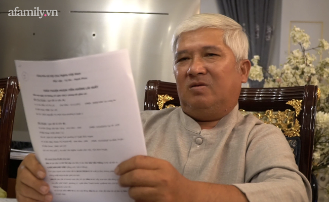 Ông Bùi Văn Tiếng cầm trên tay lá đơn tố cáo lương y Võ Hoàng Yên.