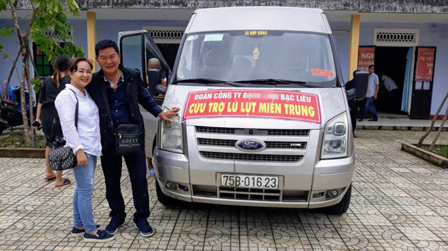 Vợ chồng bà Lý Linh rất thường xuyên đi làm từ thiện.