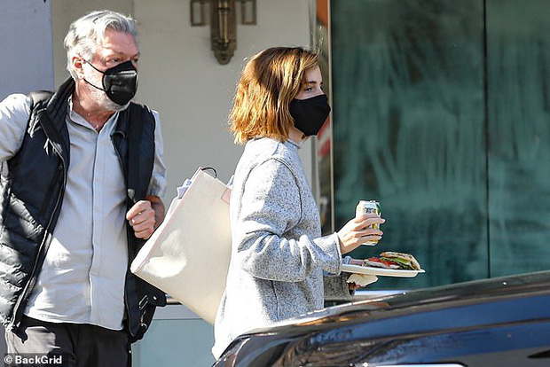 Bộ trang phục đơn giản, xuề xoà càng khiến cho nữ minh tinh nhìn thiếu sức sống hơn